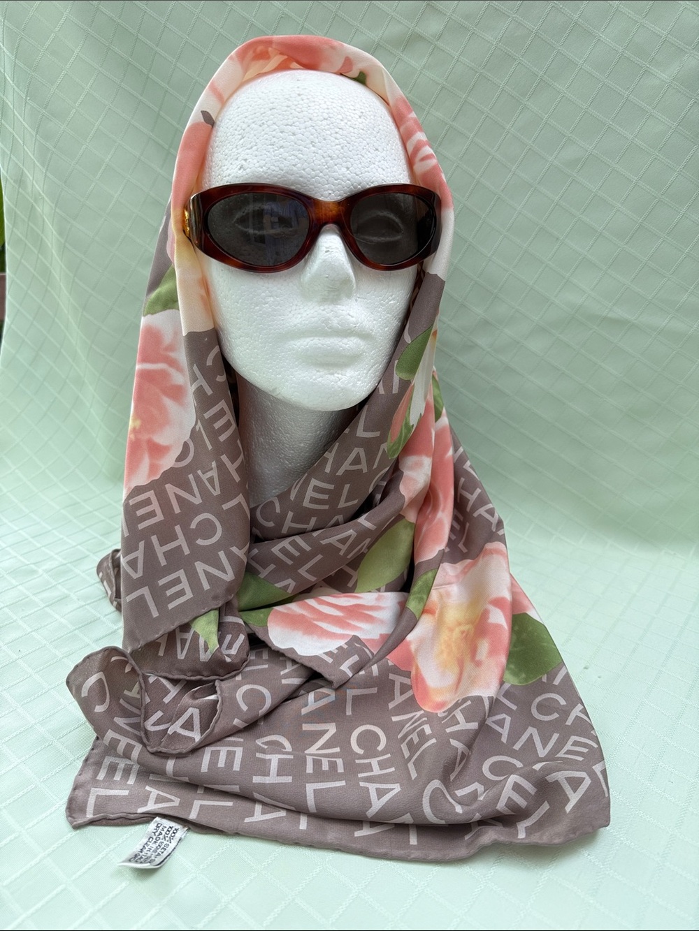 New vintage Chanel multicolored floral design large silk scarf - Picture 9 of 15